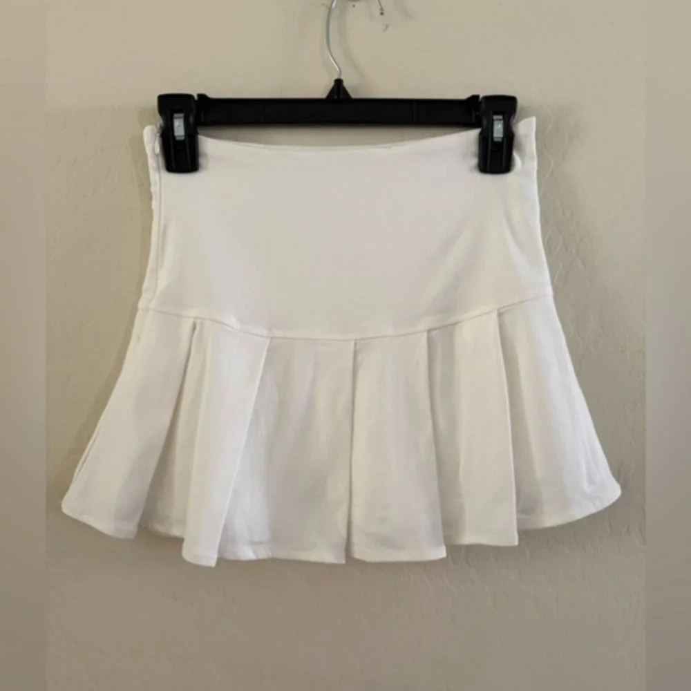 Elegant White Pleated Skirt